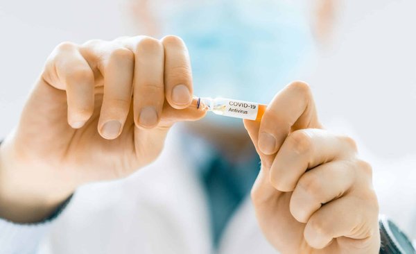 Comment les exercices de renforcement des muscles du dos peuvent-ils prévenir les douleurs vertébrales chez les travailleurs de bureau?